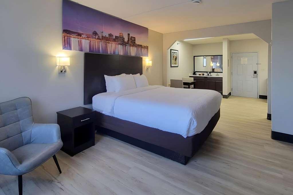 Clarion Pointe Louisville Room photo